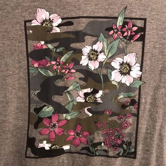 NWT Heathered Grey Free State Floral/Camo Tee. Size M - Picture 2 of 8